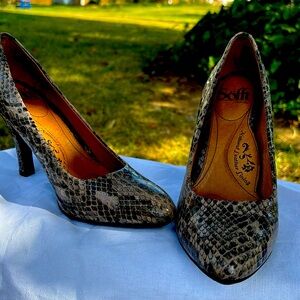 Women heels -never worn
